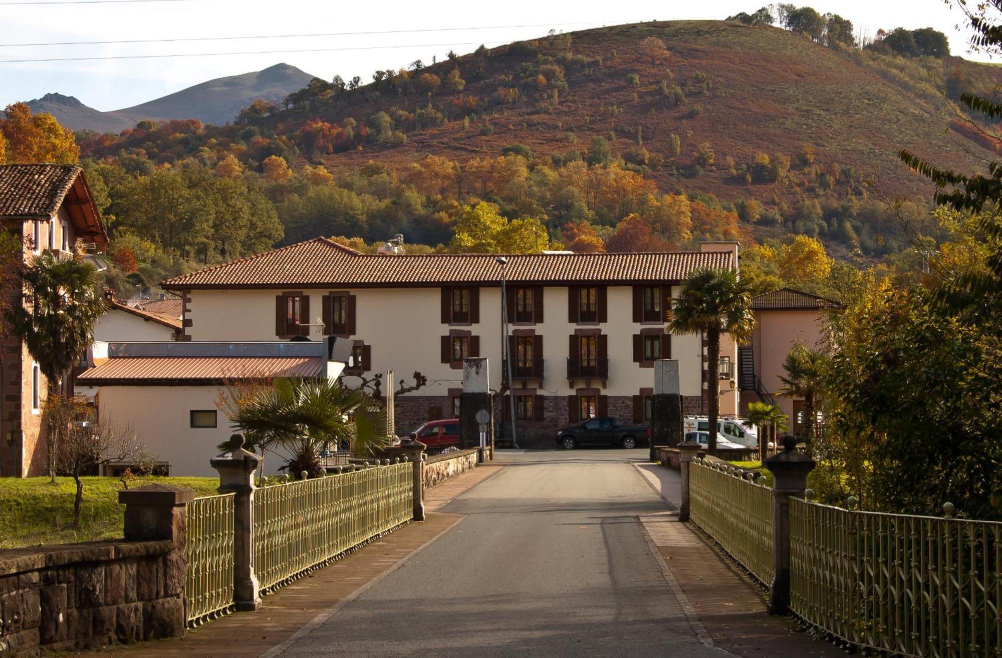 Hotel Urgain Oronoz-Mugaire Екстериор снимка
